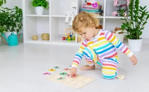 Niña jugando en la guarderia | Cuando comienzan hablar bebe | Hoy Padres